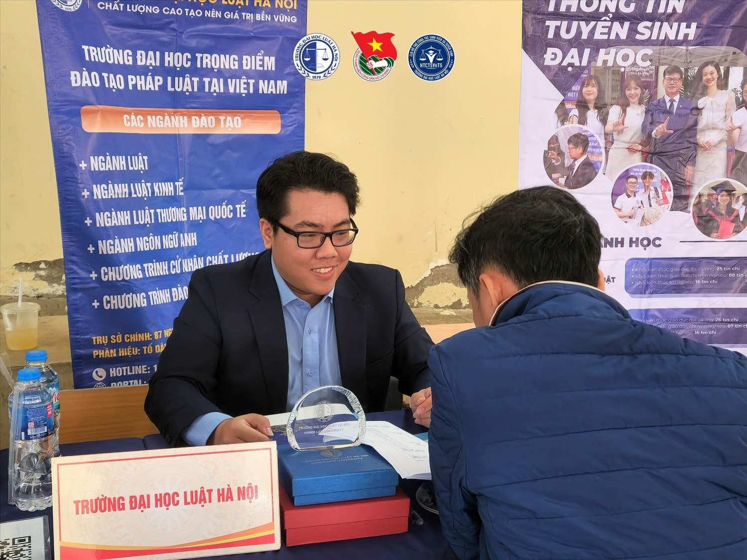 Các thí sinh tìm hiểu về công tác tuyển sinh của Trường Đại học Luật Hà Nội