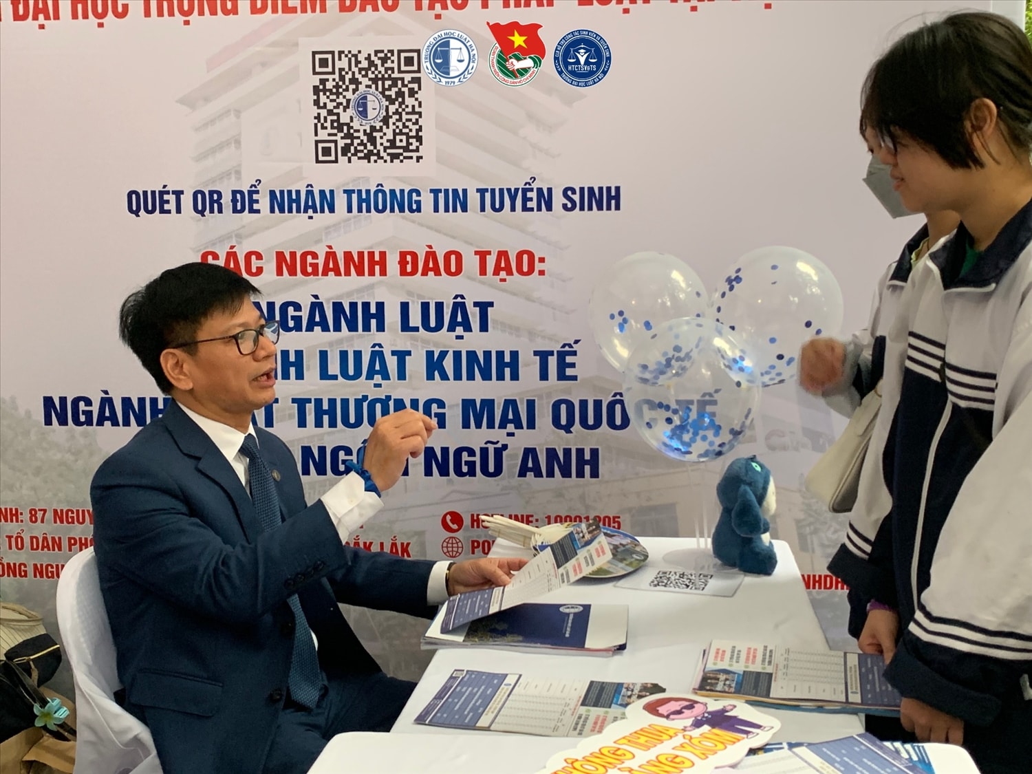 TS. Nguyễn Triều Dương - Trưởng phòng Đào tạo Đại học, Đại học Luật Hà Nội tư vấn tuyển sinh cho các em học sinh
