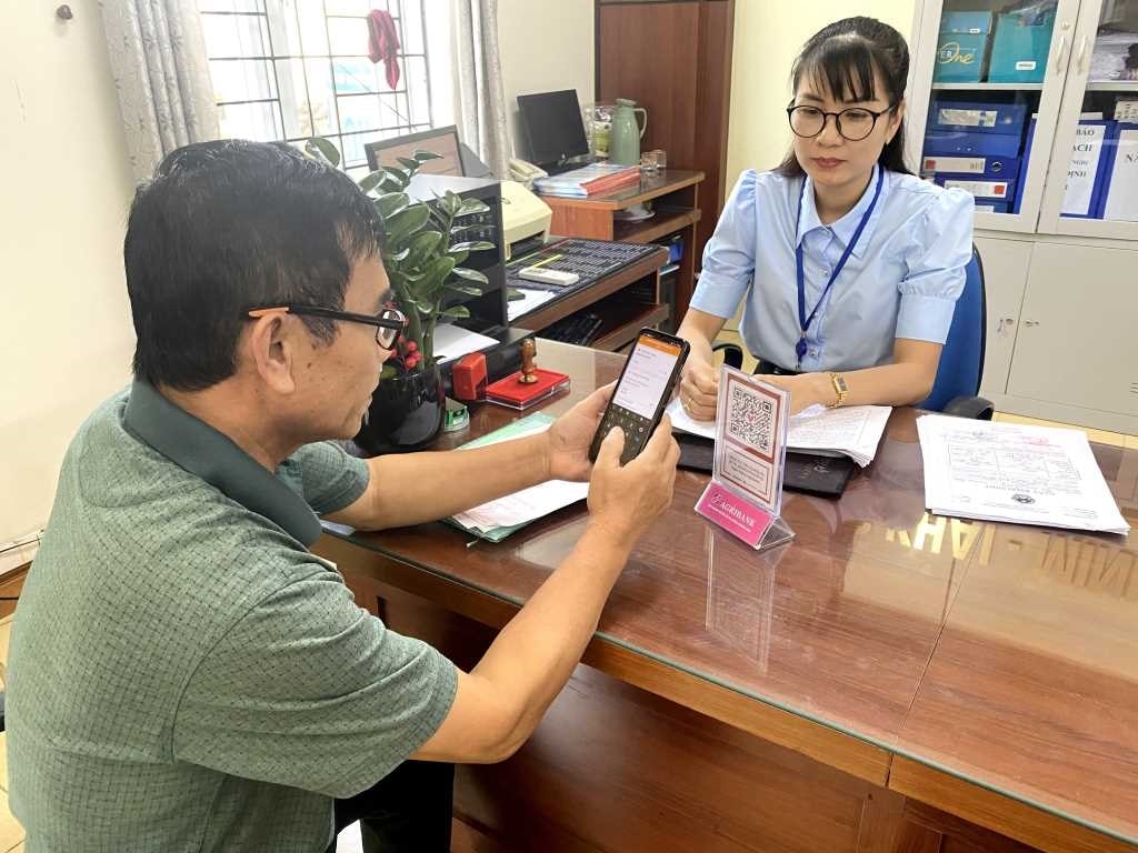 Người dân quét mã QR code thanh toán lệ phí giải quyết TTHC tại Trung tâm HCC huyện Hải Hà Người dân quét mã QR code thanh toán lệ phí giải quyết thủ tục hành chính tại Trung tâm Hành chính công huyện Hải Hà