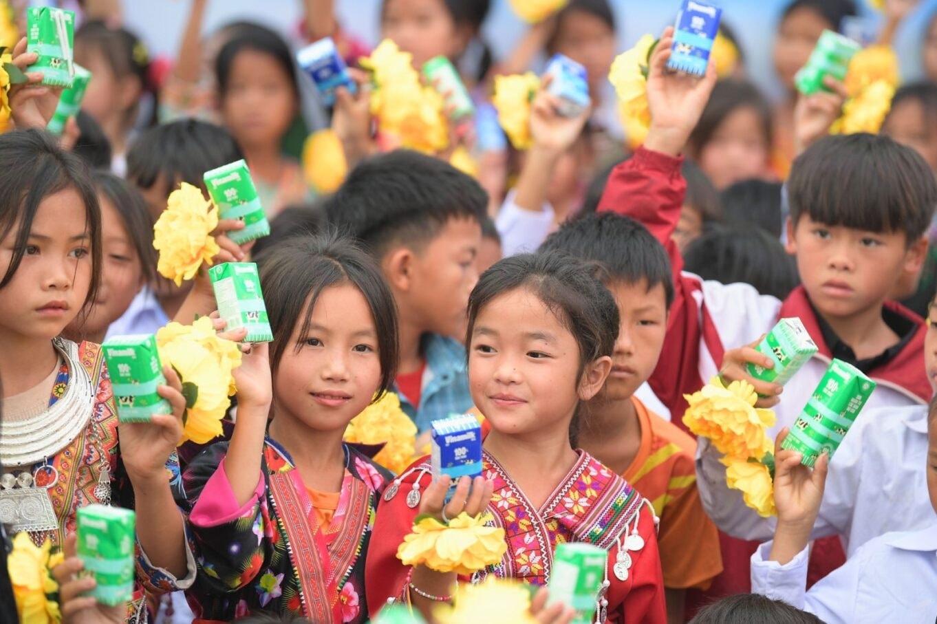 Từ nay mỗi ngày đến lớp, các em nhỏ tại Nậm Vì (Điện Biên) có thêm hộp sữa là “người bạn mới”.