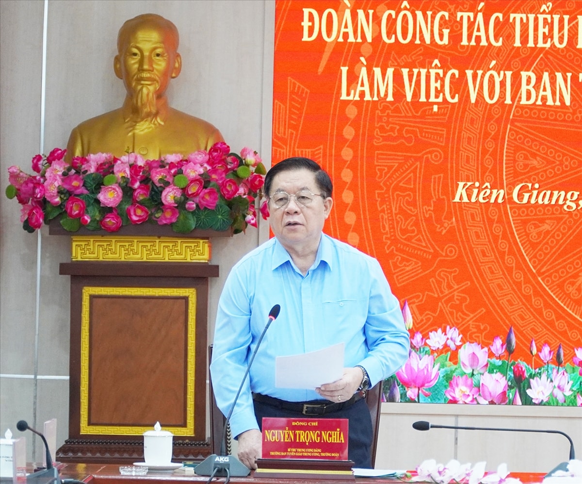 Trưởng Ban Tuyên giáo Trung ương Nguyễn Trọng Nghĩa phát biểu gợi mở nội dung cho buổi khảo  sát, làm việc với Tỉnh ủy Kiên Giang 