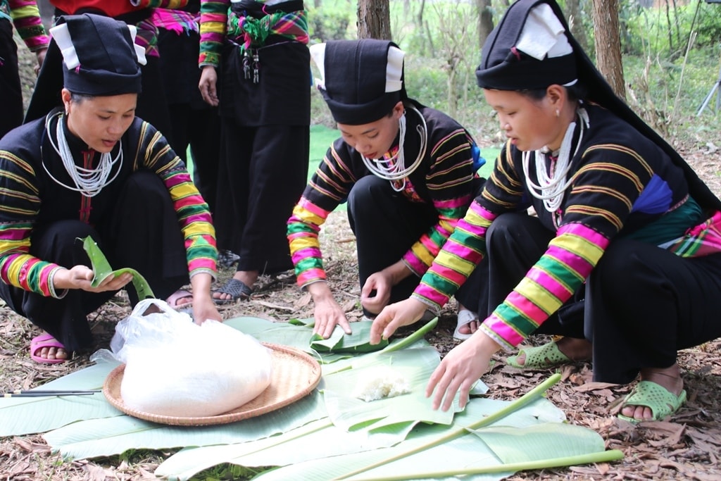 Bà con chuẩn bị mâm cỗ Bà con chuẩn bị mâm cỗ