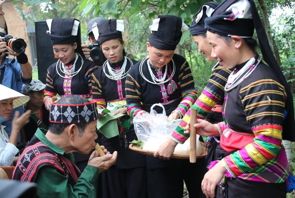 Bà con mời rượu đồng bào và du khách đến tham dự nghi lễ Bà con mời rượu đồng bào và du khách đến tham dự nghi lễ