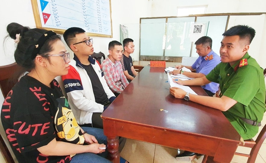 Nhóm đối tượng tại cơ quan Công an