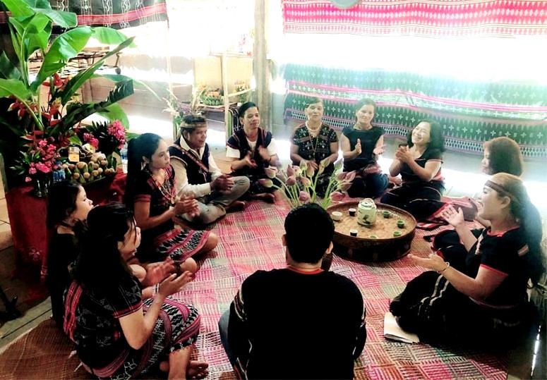Lan tỏa từ những câu chuyện kể về Bác, đồng bào các dân tộc học tập, làm theo tấm gương, đạo đức và phong cách Hồ Chí Minh. (Ảnh: Làng Văn hóa - Du lịch các dân tộc Việt Nam) 