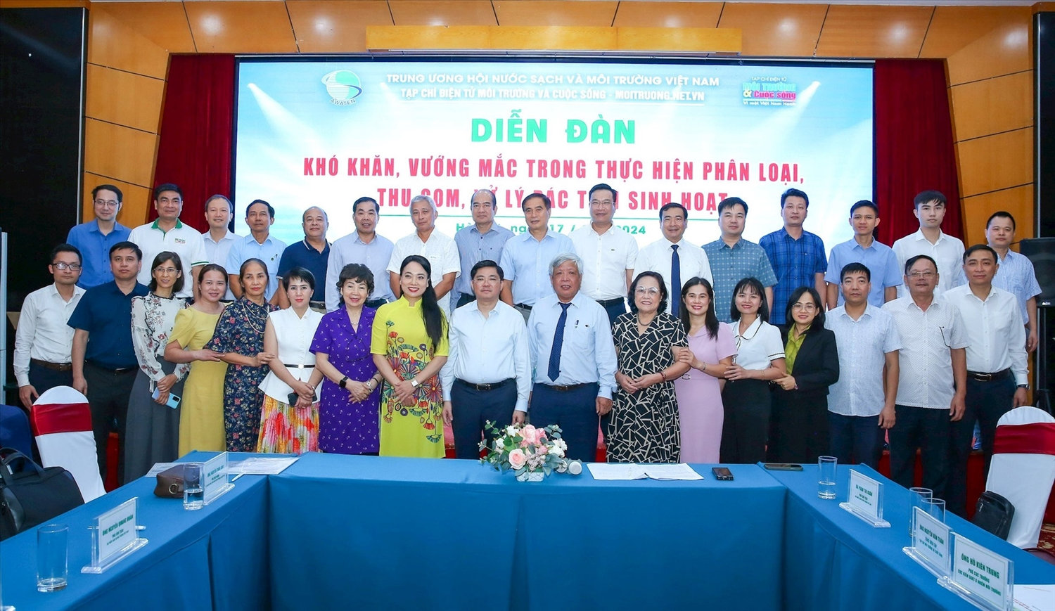 Các đại biểu chụp ảnh lưu niệm tại Diễn đàn