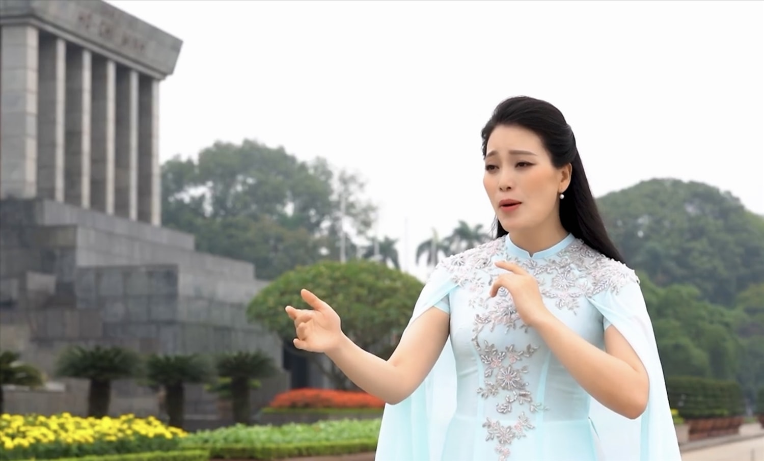 Cảnh quay MV tại Lăng Chủ tịch Hồ Chí Minh.