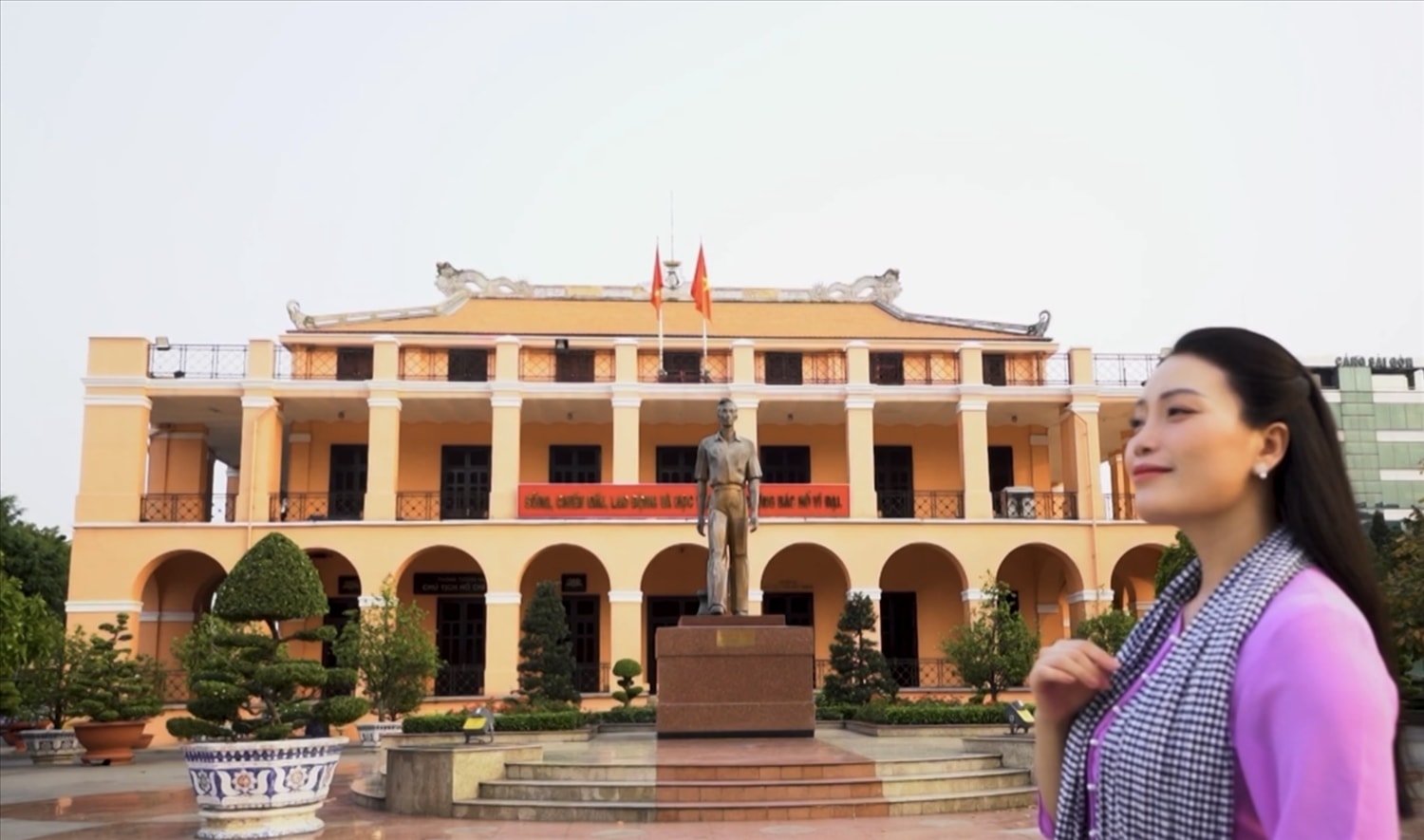 Ca sĩ Huyền Trang đã vào Sài Gòn thực hiện cảnh quay tại Bến cảng Nhà Rồng (Tp Hồ Chí Minh).