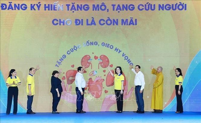 Thủ tướng Phạm Minh Chính và các đại biểu phát động Chương trình “Đăng ký hiến tặng mô, tạng - Cho đi là còn mãi