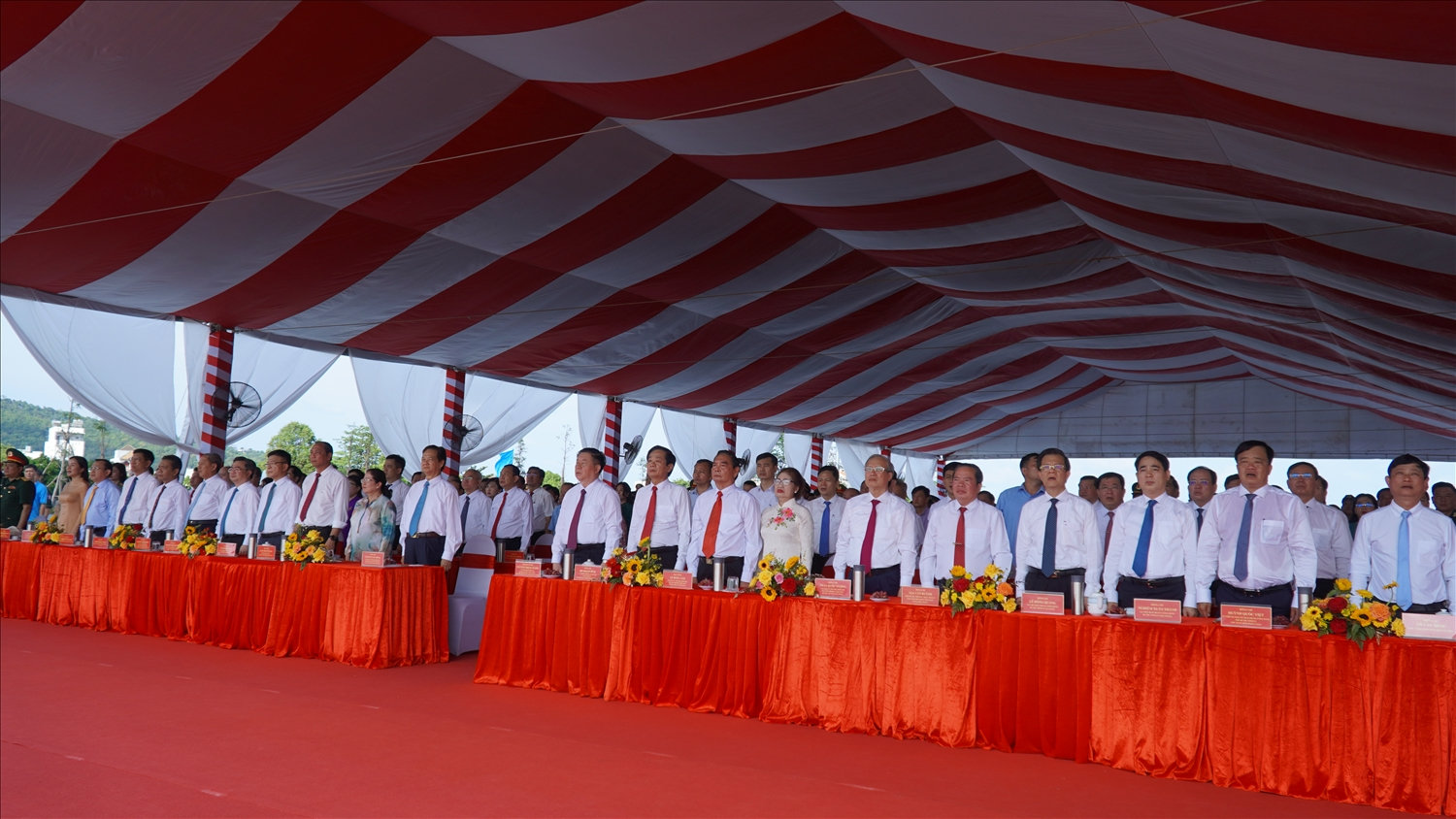 Các đại biểu thực hiện nghi thức chào cờ tại Lễ khánh thành Tượng đài Bác Hồ tại Tp. Phú Quốc Các đại biểu thực hiện nghi thức chào cờ tại Lễ khánh thành Tượng đài Bác Hồ tại Tp. Phú Quốc