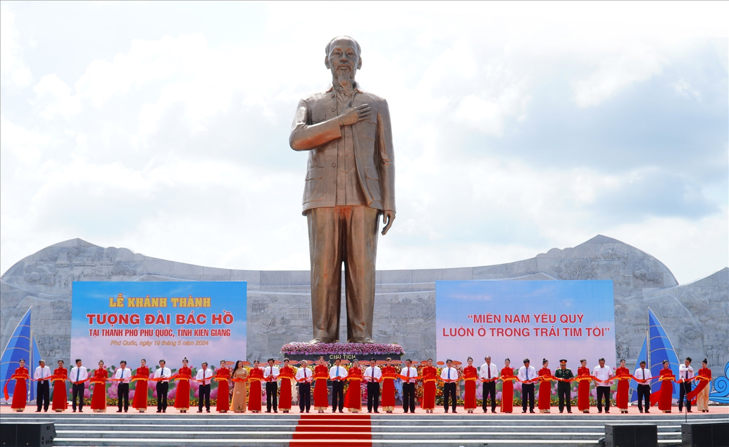Đồng chí Nguyễn Trọng Nghĩa, Ủy viên Bộ Chính trị, Bí thư Trung ương Đảng, Trưởng Ban Tuyên giáo Trung ương cùng các đồng chí nguyên lãnh đạo Đảng, Nhà nước, lãnh đạo các bộ, ngành và địa phương cắt băng khánh thành Tượng đài Bác Hồ Ủy viên Bộ Chính trị, Bí thư Trung ương Đảng Nguyễn Trọng Nghĩa - Trưởng Ban Tuyên giáo Trung ương, cùng các nguyên lãnh đạo Đảng, Nhà nước, lãnh đạo các bộ, ngành và địa phương cắt băng khánh thành Tượng đài Bác Hồ