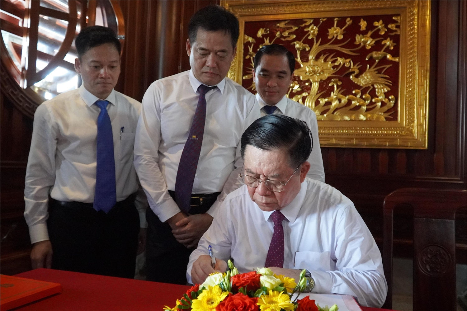 Đồng chí Nguyễn Trọng Nghĩa viết cảm tưởng vào sổ lưu niệm tại Đền thờ Chủ tịch Hồ Chí Minh Đồng chí Nguyễn Trọng Nghĩa viết cảm tưởng vào sổ lưu niệm tại Đền thờ Chủ tịch Hồ Chí Minh