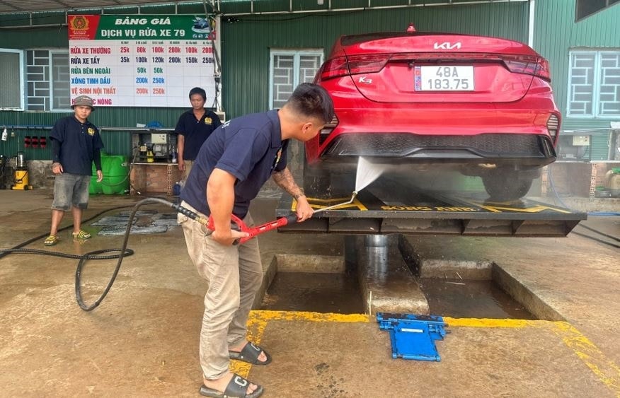 Cơ sở dịch vụ rửa xe của anh Lương Nguyễn Bá Hải ở xã Quảng Khê hoạt động ổn định Cơ sở dịch vụ rửa xe của anh Lương Nguyễn Bá Hải ở xã Quảng Khê hoạt động ổn định