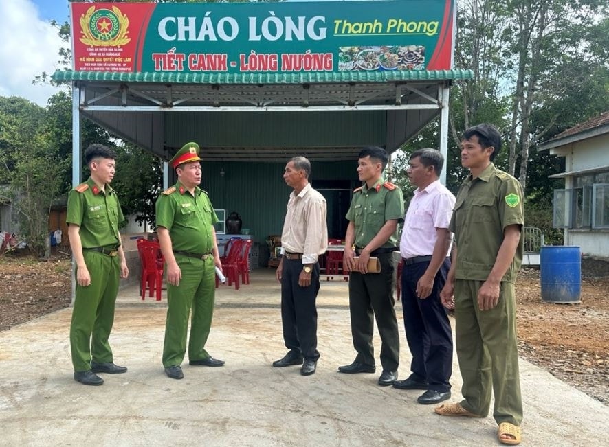 Công an huyện Đắk Glong thăm trường hợp tái hòa nhập cộng đồng được mô hình hỗ trợ Công an huyện Đắk Glong thăm trường hợp tái hòa nhập cộng đồng được mô hình hỗ trợ