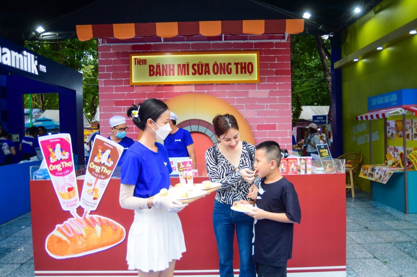 (CĐ BÙI HẠ) Vinamilk và sữa đặc Ông thọ tái hiện “Góc phố ẩm thực tuổi thơ” tại Lễ hội bánh mì năm 2024 2