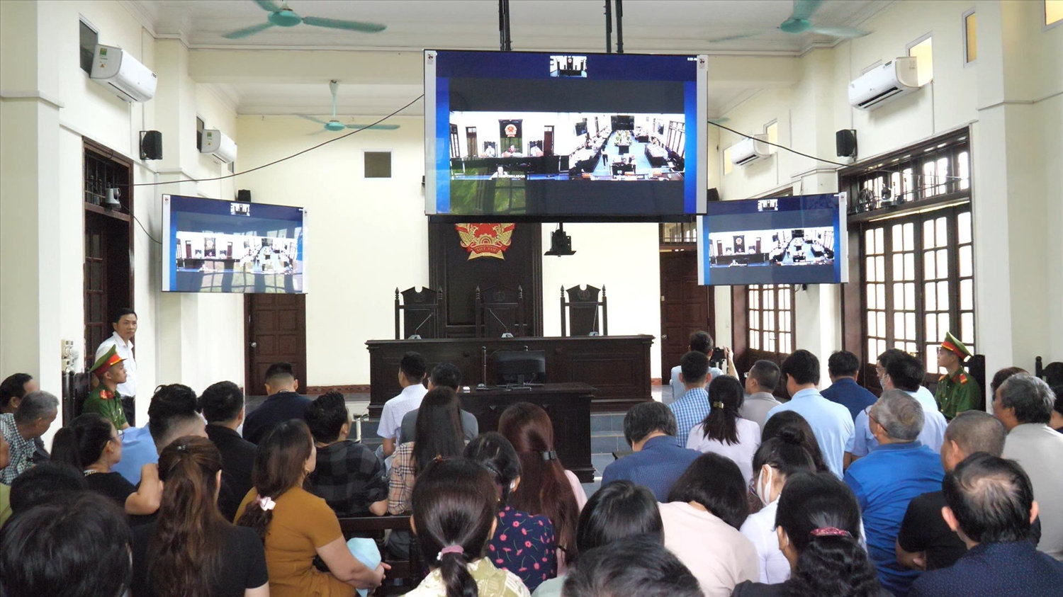 Phiên tòa thu hút đông đảo người dân đến theo dõi