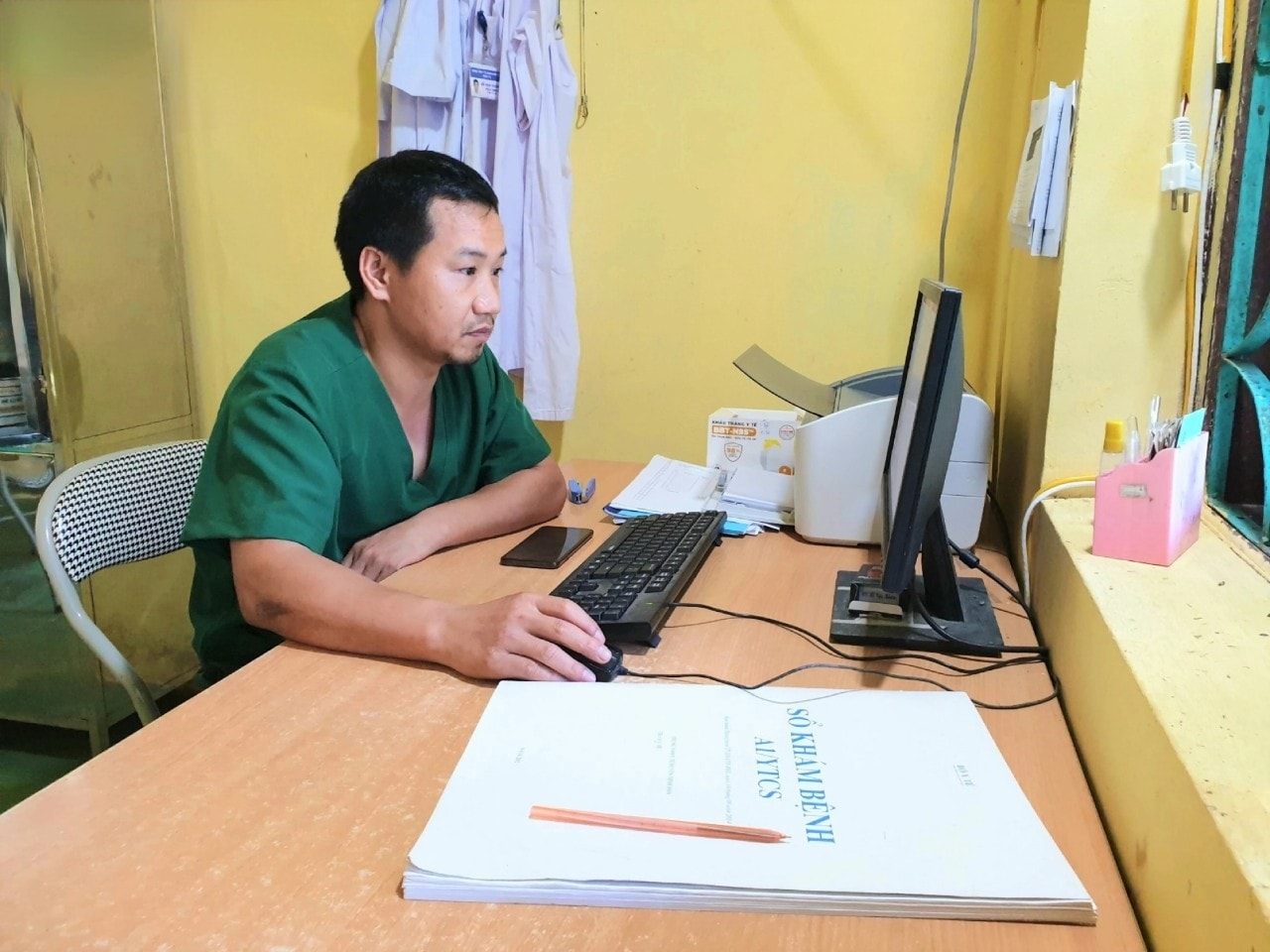 Bác sĩ Cao Xuân Tiêm - Trạm trưởng Trạm Y tế Y Leeng (Trạm Y tế Dân Hóa). Bác sĩ Cao Xuân Tiêm - Trạm trưởng Trạm Y tế Y Leeng (Trạm Y tế Dân Hóa).