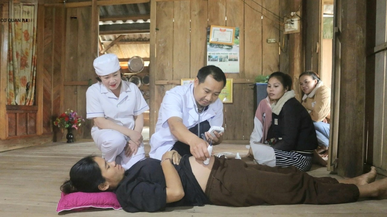 Người dân được các sĩ Tiêm và đồng nghiệp thăm khám tại nhà. Người dân được các sĩ Tiêm và đồng nghiệp thăm khám tại nhà.