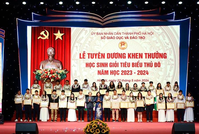Các em học sinh giỏi tiêu biểu được khen thưởng tại Lễ tuyên dương