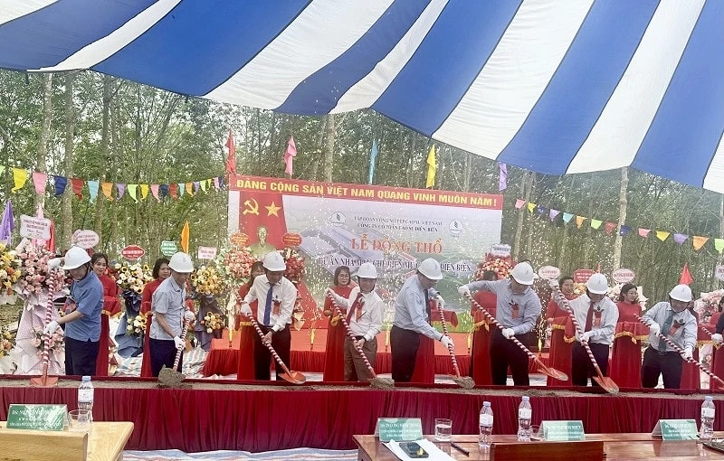 Lãnh đạo Tập đoàn công nghiệp Cao su Việt Nam cùng các lãnh đạo tỉnh Điện Biên thực hiện nghi thức động thổ xây dựng nhà máy chế biến mủ cao su tại Điện Biên