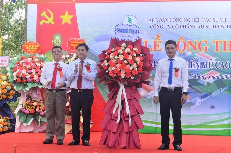 Đồng chí Lê Thanh Hưng, Tổng Giám đốc Tập đoàn Công nghiệp cao-su Việt Nam tặng hoa, chúc mừng Công ty Cổ phần cao-su Điện Biên.