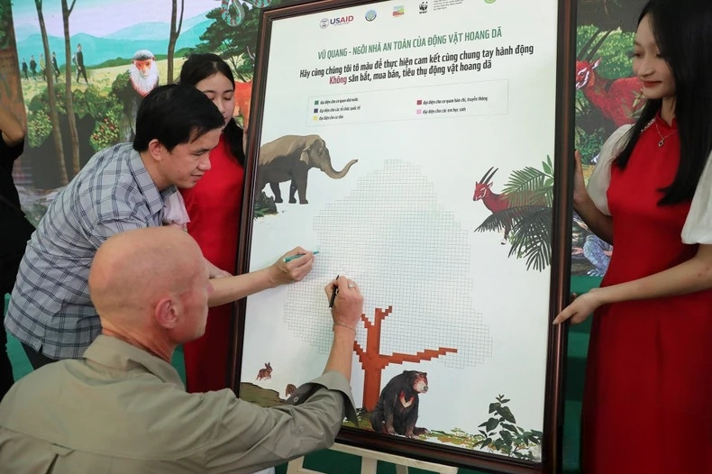 Ký cam kết chung tay hành động vì động vật hoang dã Ký cam kết chung tay hành động vì động vật hoang dã