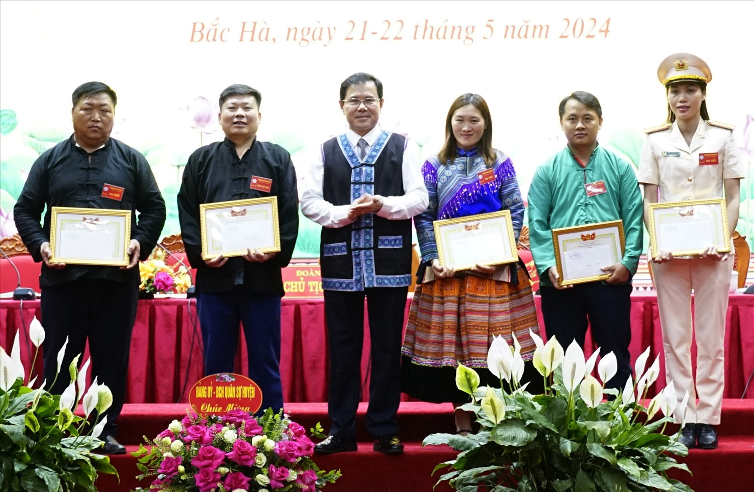Ban Dân tộc tỉnh Lào Cai khen thưởng 01 tập thể và 4 cá nhân có thành tích xuất sắc trong thực hiện Quyết tâm thư tại Đại hội  lần thứ III