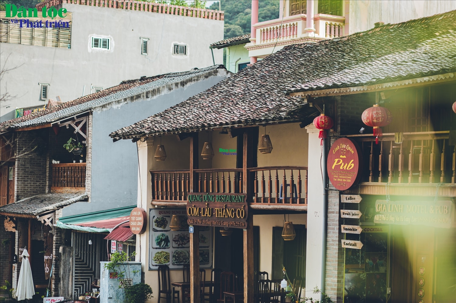 Lối kiến trúc chủ đạo của những ngôi nhà ở đây đó chính là nhà ống, xây hai tầng. Cửa ra vào và cửa sổ được thiết kế dưới dạng cửa vòm hoặc cửa vuông có ốp đá hay gạch nung ở khung cửa. Cửa sổ thường được làm cao, hẹp do đó luôn giữ được không gian thoáng mát về mùa hè và ấm áp về mùa đông.