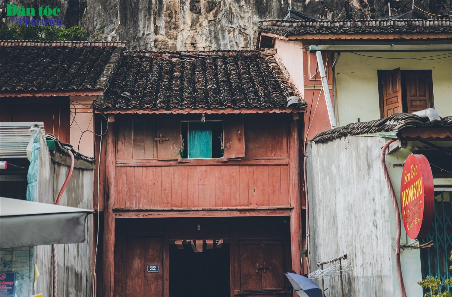Màu sắc đặc trưng nhất mà bạn sẽ thấy ở đây đó chính là màu hoài cổ của những nếp nhà đã phai bạc dần theo năm tháng.
