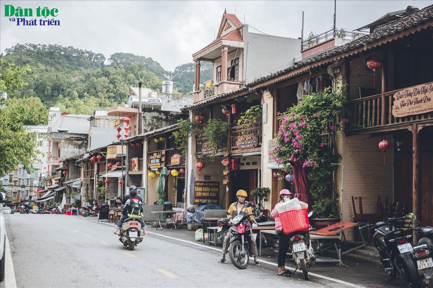 Tên gọi Đồng Văn được phiên âm từ tiếng quan hỏa “Tổng Puôn” có nghĩa là cánh đồng buôn bán, trong lịch sử đây là trung tâm giao thương của cả huyện Đồng Văn rộng lớn.