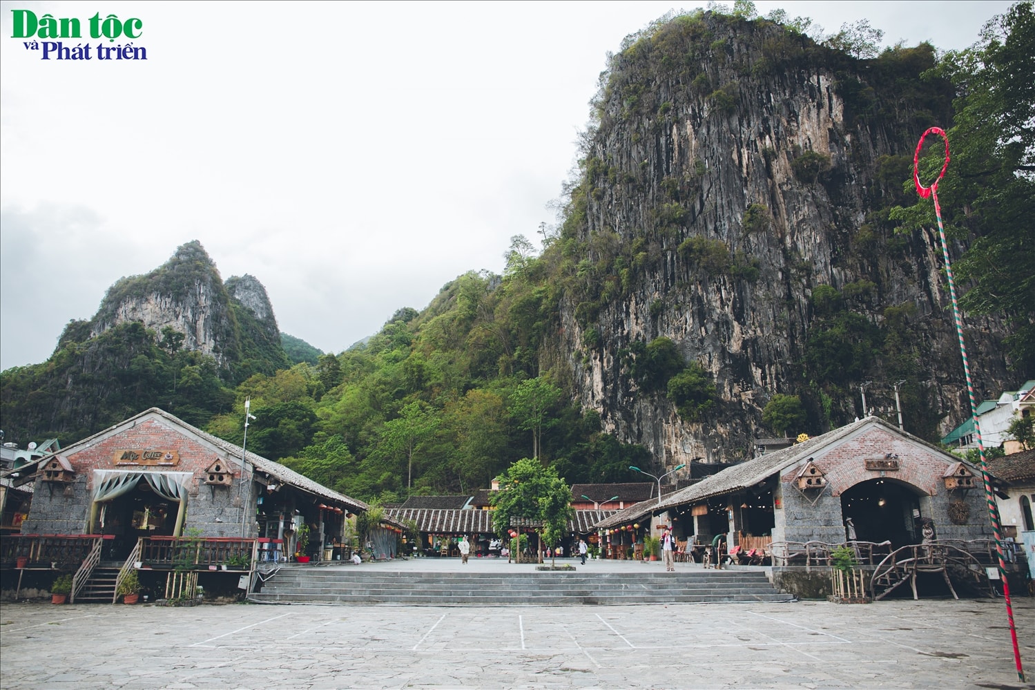 Phố cổ Đồng Văn nằm ở phía bắc của Hà Giang. Quãng đường để di chuyển từ trung tâm Hà Giang đến đây khoảng 140km về phía Bắc theo hướng quốc lộ 4C, xuất phát từ Hà Giang du khách đi qua huyện Quản Bạ, Yên Minh, Mèo Vạc và cuối cùng là Đồng Văn.