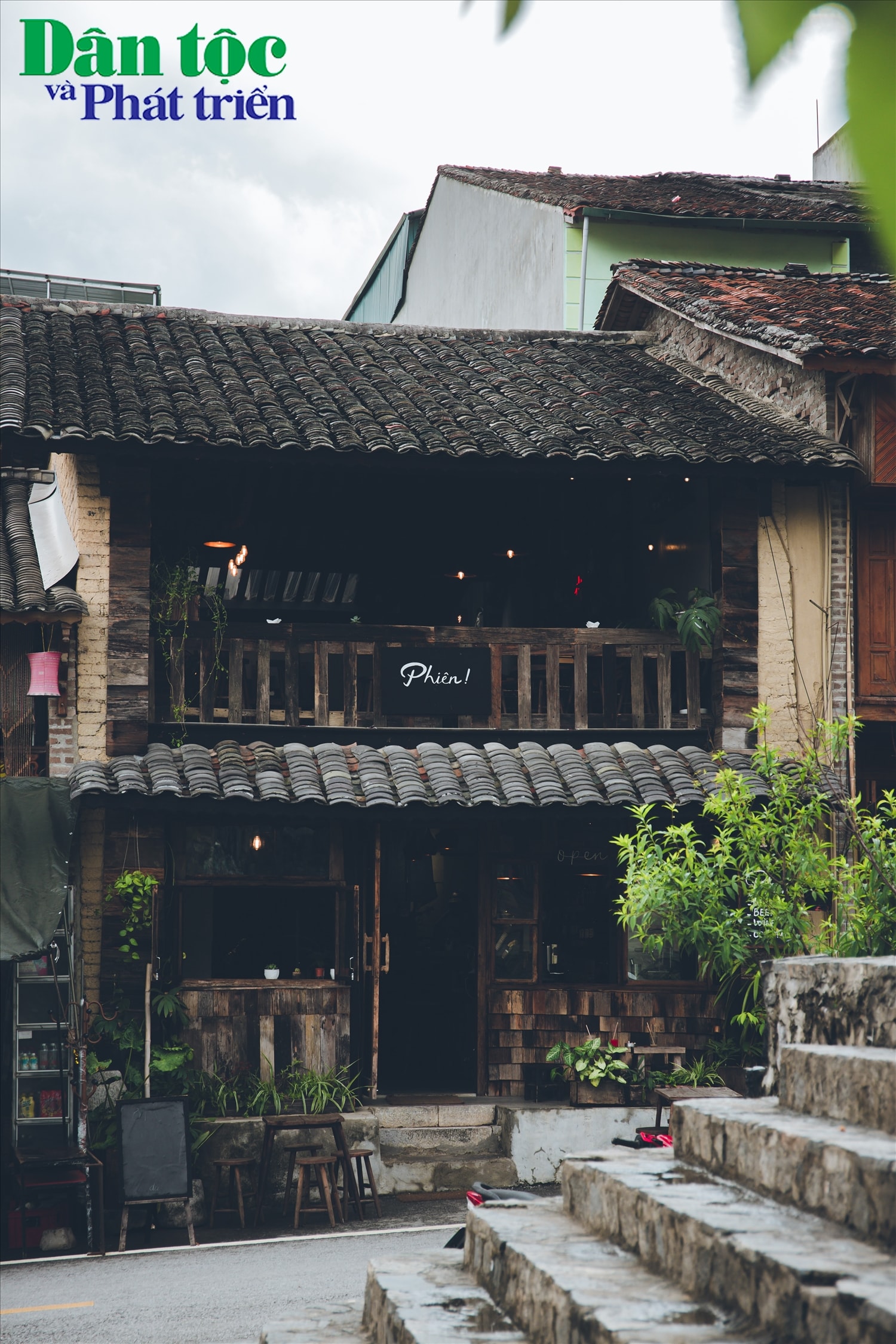 Theo tài liệu từ cuộc hội thảo về những giải pháp bảo tồn và phát huy các giá trị của phố cổ Đồng Văn và qua khảo sát cùng các tài liệu thu thập được thì hiện tại phố cổ Đồng Văn còn 2 ngôi nhà có niên đại trên 100 năm, đó là nhà bà Hoàng Thị Tân và gia đình ông Lương Huy Ngán thuộc thôn Quyết Tiến (nay là tổ 3 thị trấn Đồng Văn).