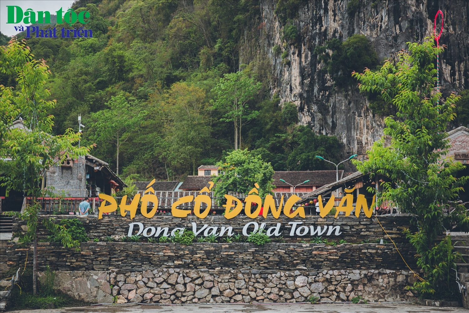 Nhiều người hay nói phố cổ Đồng Văn tồn tại như một nơi giao thoa giữa quá khứ và hiện tại. Nơi mà nét đẹp cổ kính vẫn được tìm thấy giữa đời sống hiện đại. 