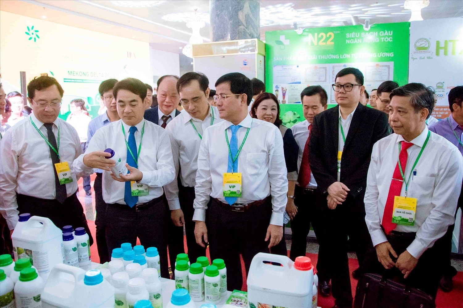 Lãnh đạo tỉnh Hậu Giang tham quan các gian hàng trưng bày tại khu trải nghiệm Lãnh đạo tỉnh Hậu Giang tham quan các gian hàng trưng bày tại khu trải nghiệm