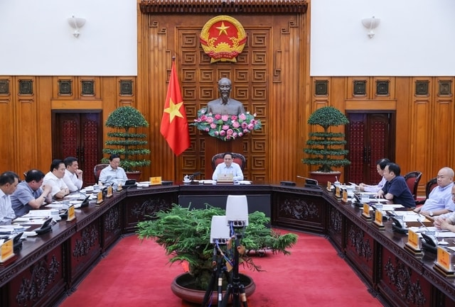 Thủ tướng nêu rõ, việc xây dựng đường dây 500 kV mạch 3 là công việc trọng tâm, trọng điểm, đòi hỏi huy động tổng lực các nguồn lực và phối hợp tốt giữa các lực lượng; các chủ thể liên quan cần nỗ lực để giải quyết các khó khăn, vướng mắc trong triển khai dự án - Ảnh: VGP/Nhật Bắc
