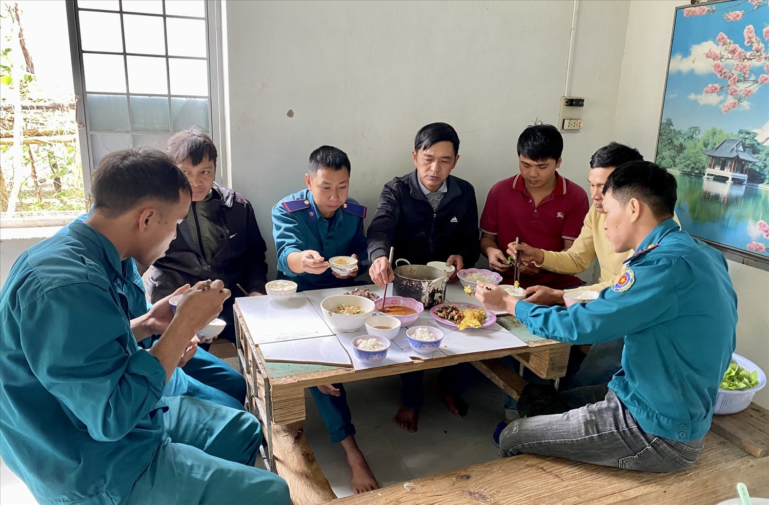 Bữa cơm đạm bạc của lực lượng làm công tác quản lý, bảo vệ rừng 