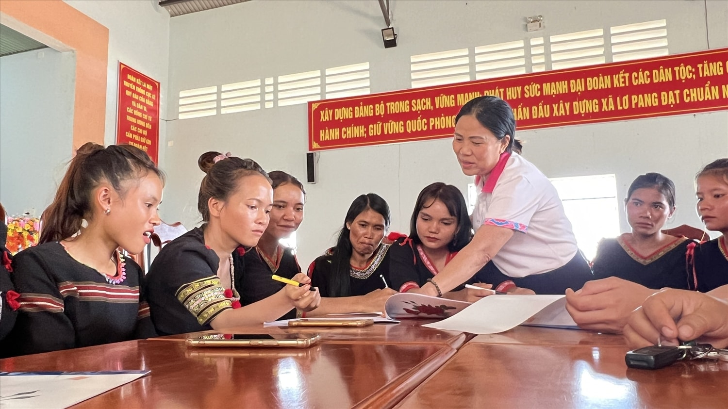 Hội viên phụ nữ xã Lơ Pang trao đổi, thảo luận nâng cao nhận thức về làm mẹ an toàn