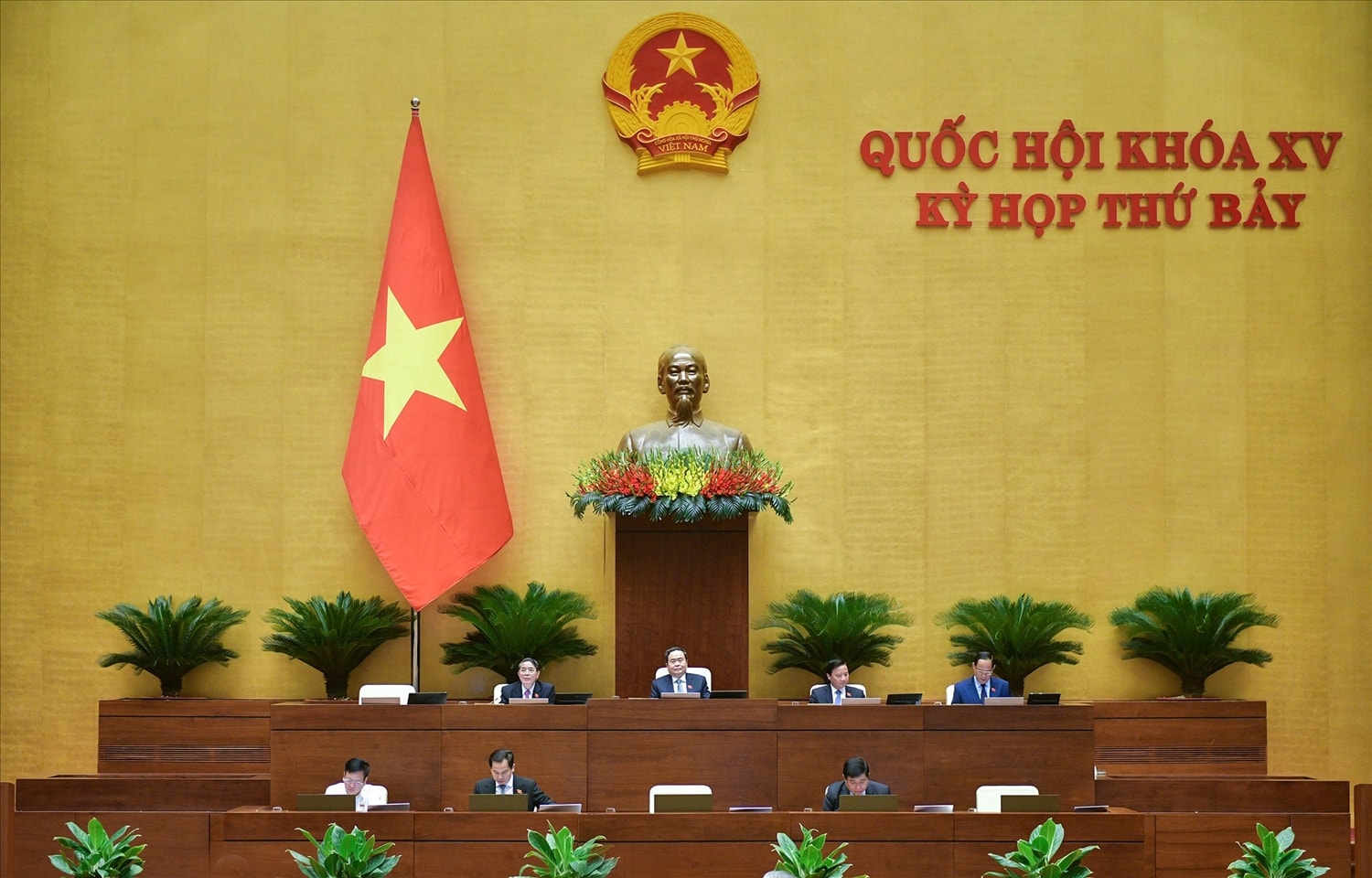 Các đồng chí lãnh đạo chủ trì phiên họp Các đồng chí lãnh đạo chủ trì phiên họp