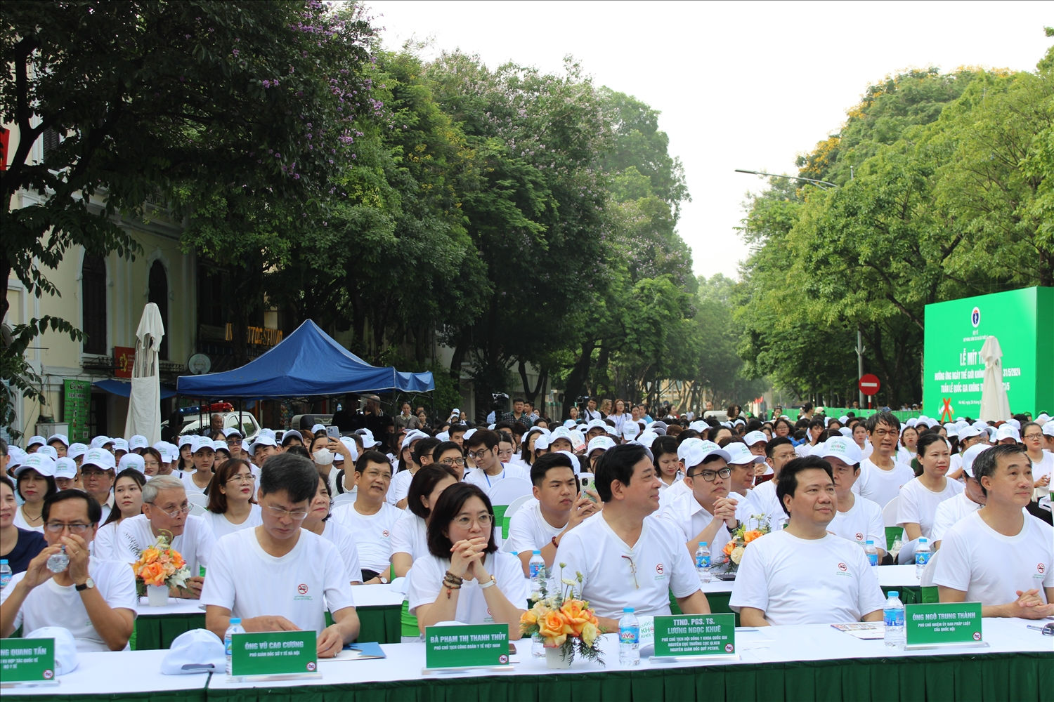 Hiện nay trên địa bàn quận có hơn 90% cơ sở dịch vụ ăn uống, nhà hàng, khách sạn thực hiện việc cấm hút thuốc lá. Tại 30 điểm du lịch lớn trên địa bàn quận đã gắn biểm cấm hút thuốc lá và được người dân cũng như du khách trong và ngoài nước chấp hành nghiêm túc việc không hút thuốc trong khuôn viên điểm du lịch. Nhân dân trên địa bàn tích cực tham gia và ủng hộ việc cấm hút thuốc lá nơi công cộng. Các đại biểu tham dự Lễ mít tinh hưởng ứng ngày thế giới không thuốc lá 31/5/2024