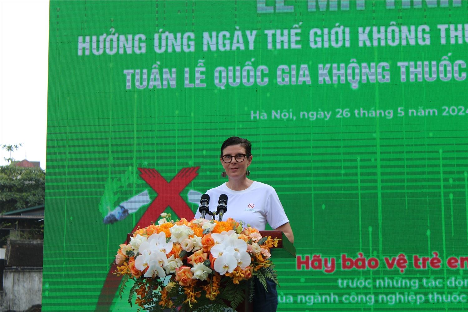 Tiến sỹ Angela Pratt - Trưởng Đại diện Tổ chức Y tế thế giới (WHO) tại Việt Nam cho rằng “Bảo vệ trẻ em trước những tác động của ngành công nghiệp thuốc lá là một chủ đề rất gần gũi với trái tim tôi. Tôi là mẹ của hai cô con gái nhỏ”. Tiến sỹ Angela Pratt - Trưởng Đại diện Tổ chức Y tế thế giới (WHO) tại Việt Nam: “Bảo vệ trẻ em trước những tác động của ngành công nghiệp thuốc lá là một chủ đề rất gần gũi với trái tim tôi. Tôi là mẹ của hai cô con gái nhỏ”.