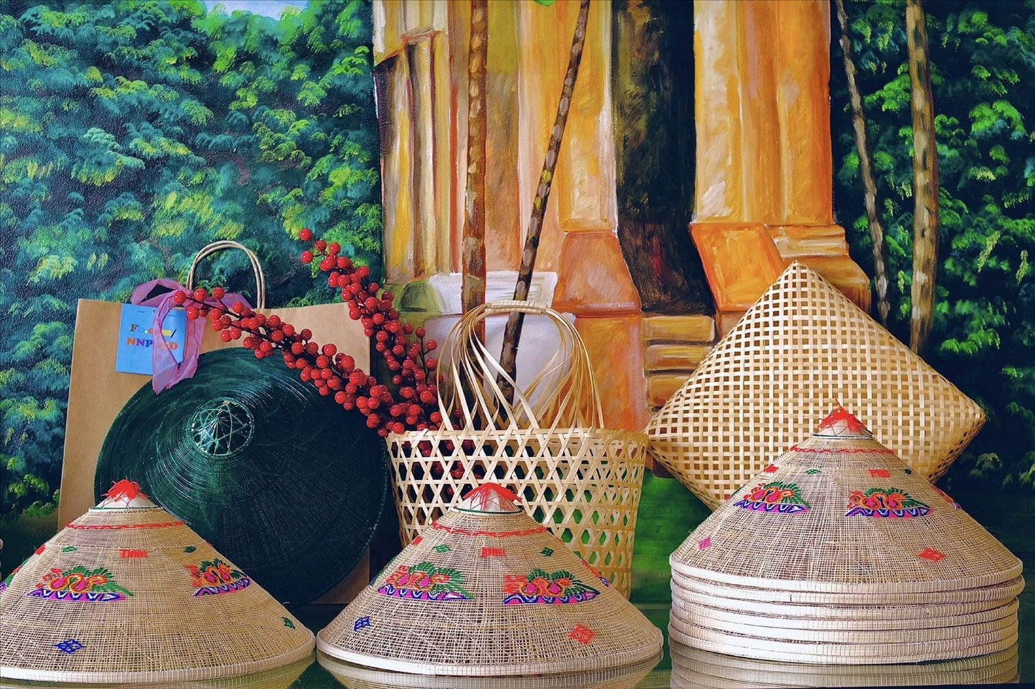 Nón ngựa Phú Gia thực sự là “kiệt tác”, giữ được vẻ đẹp truyền thống của chiếc nón lá Việt, gửi gắm vào đó những hình ảnh lộng lẫy, những câu chuyện lịch sử.