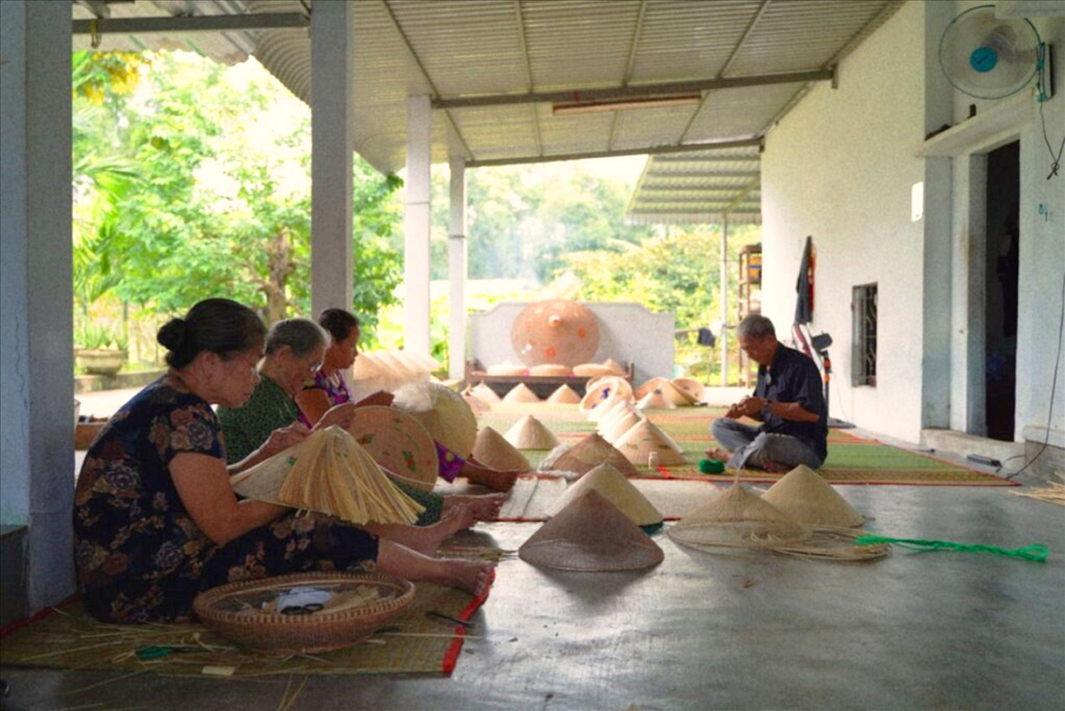 Gần 400 năm suy thịnh của nón ngựa, chưa bao giờ người làng ngơi nghỉ một ngày đan nón.