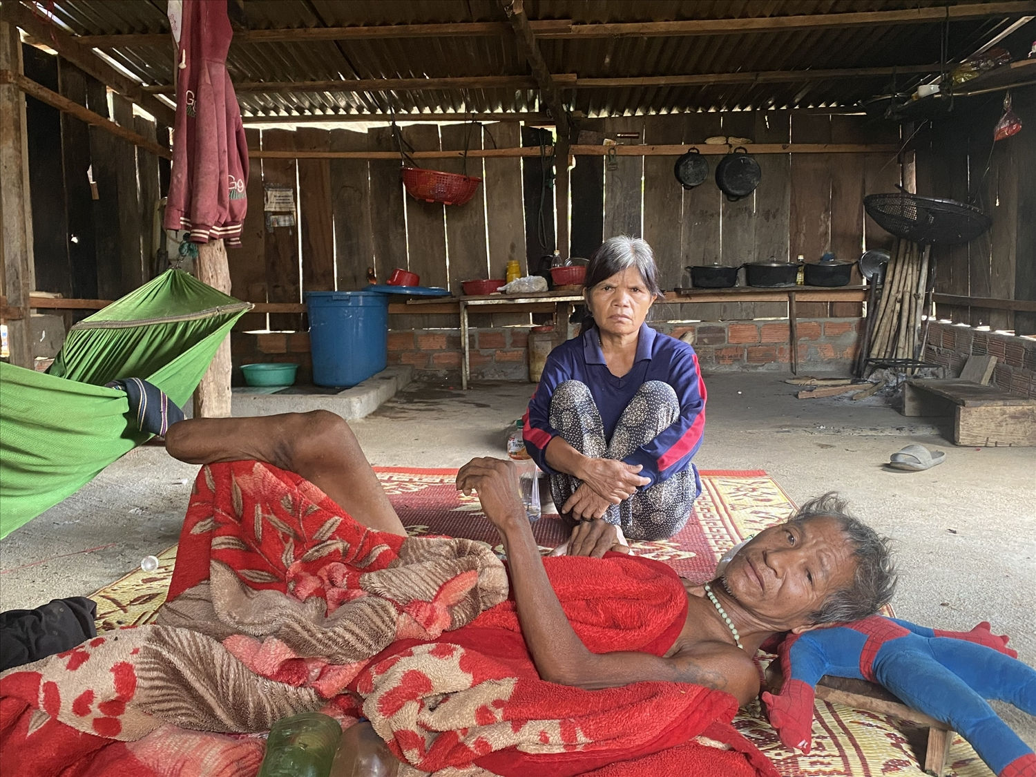Do hoàn cảnh khó khăn, vợ chồng ông A Lưu và bà Y Tim đã bán 3,9 ha đất nông nghiệp với giá 220 triệu đồng