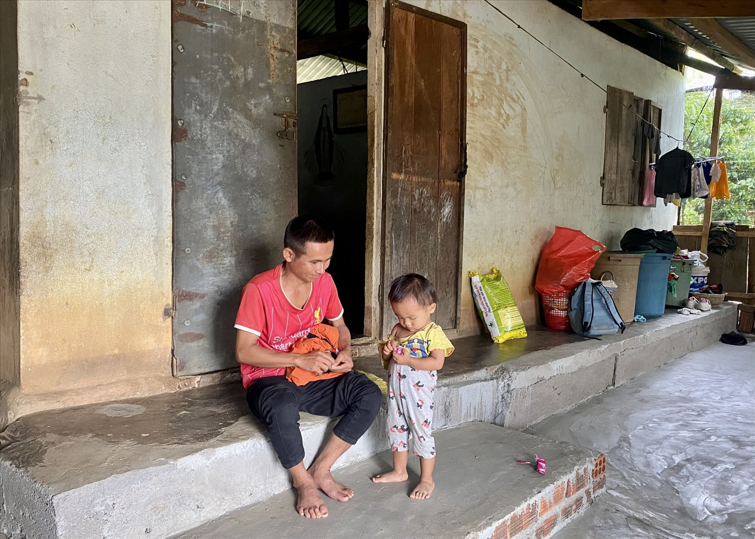 Anh A Bình (thuộc diện hộ nghèo) lo lắng vì cò đất đã giữ giấy chứng nhận quyền sử dụng đất nhưng chưa giao đủ tiền như thõa thuận
