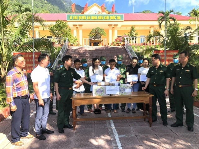 Lực lượng chức năng bắt giữ các đối tượng cùng tang vật.