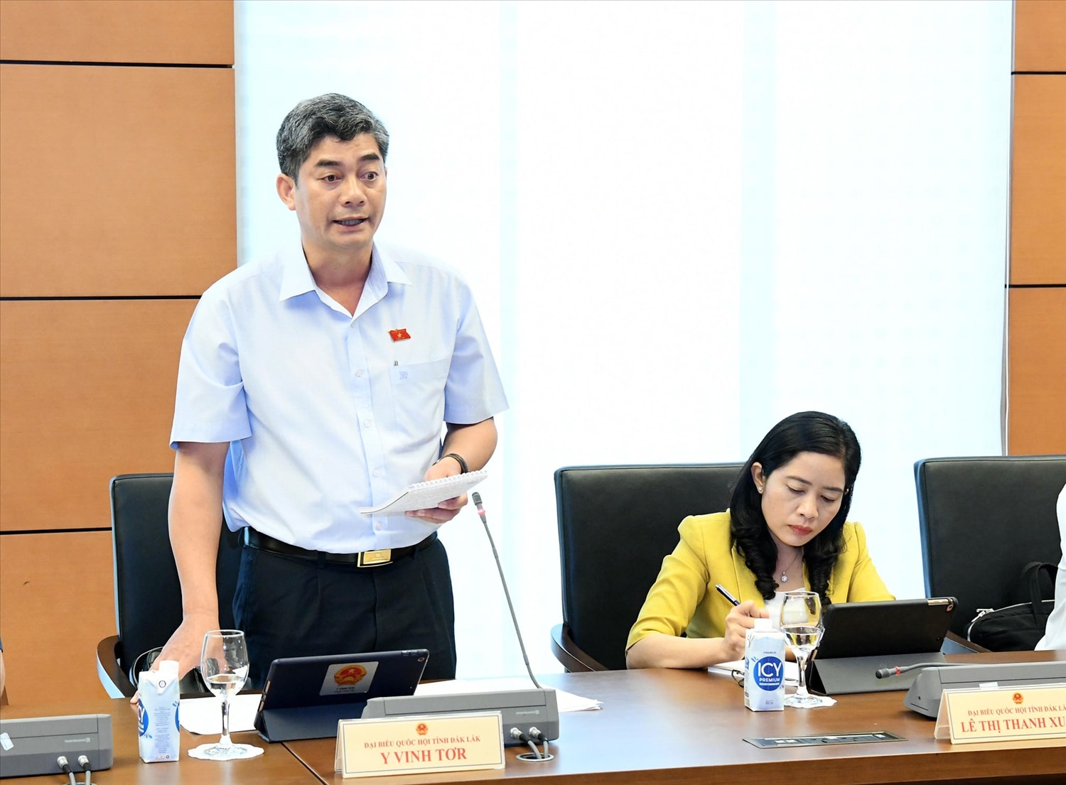 Đại biểu Quốc hội  Y Vinh Tơr (Đắk Lắk) - Thứ trưởng, Phó Chủ nhiệm Uỷ ban Dân tộc phát biểu trong phiên thảo luận tại tổ 