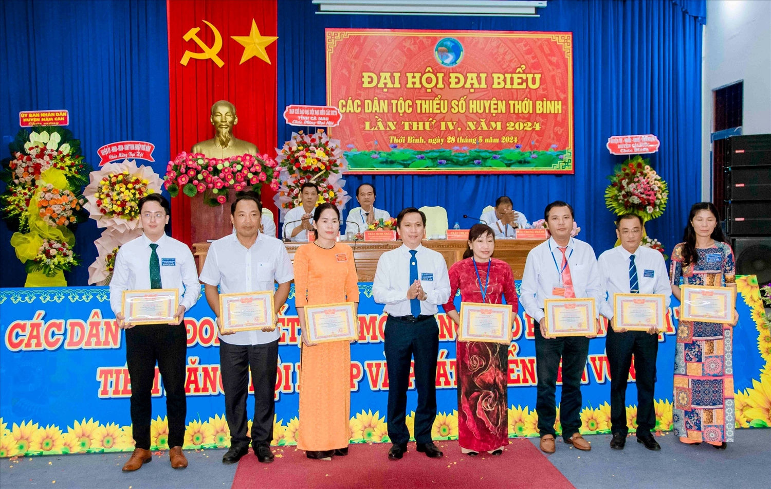 Ông Huỳnh Hảnh, Phó Bí thư Thường trực Huyện ủy Thới Bình trao Giấy khen của UBND huyện Thới Bình (Cà Mau) cho các tập thể