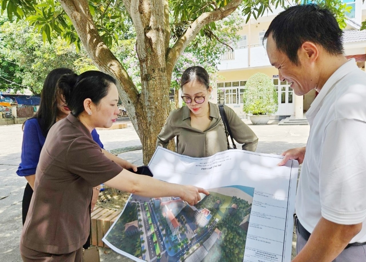 Lãnh đạo Nhà trường báo cáo với Thứ trưởng, Phó Chủ nhiệm Dự án xây dựng cài tạo, nâng cấp sửa chữa cơ sở hạ tầng của Nhà trường