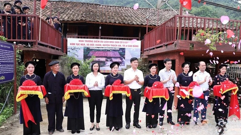 Các đại biểu cắt băng khai trương Điểm tham quan, du lịch nhà sàn cổ.
