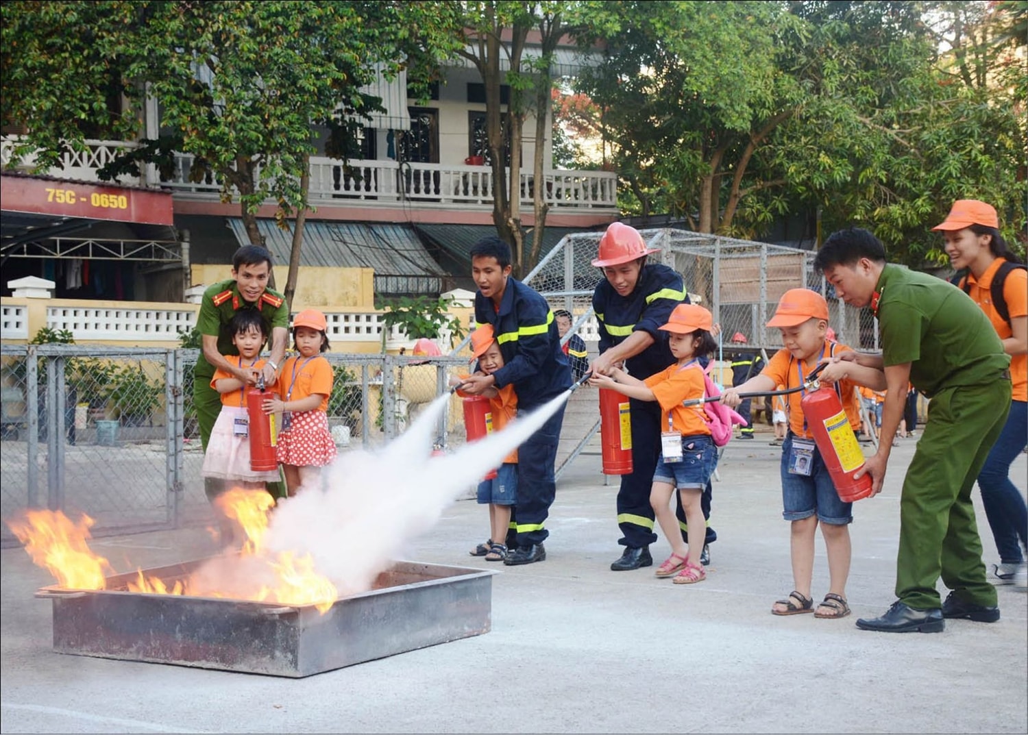 Kỹ năng giúp trẻ biết sử dụng công cụ phòng cháy, chữa cháy